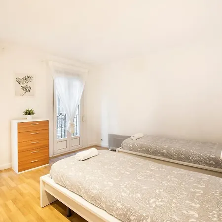 Spacious Old Town Apartment *